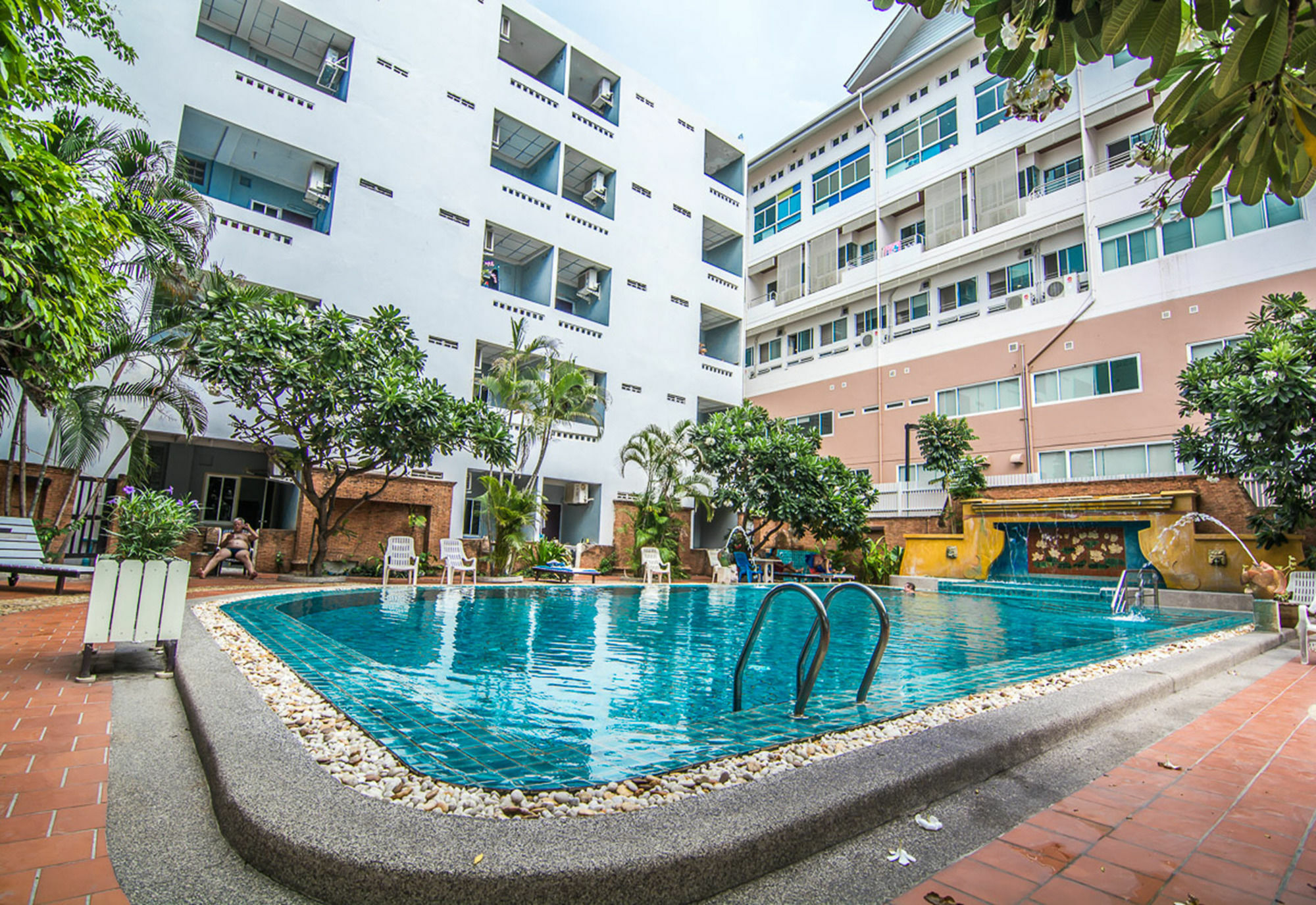 Sutus Court 5 Hotell Pattaya Exteriör bild